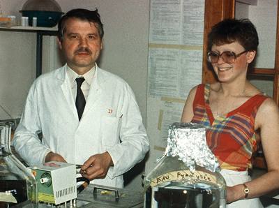 Ocenní francouztí vdci ve své laboratoi. Fotografie pochází z roku 1984.